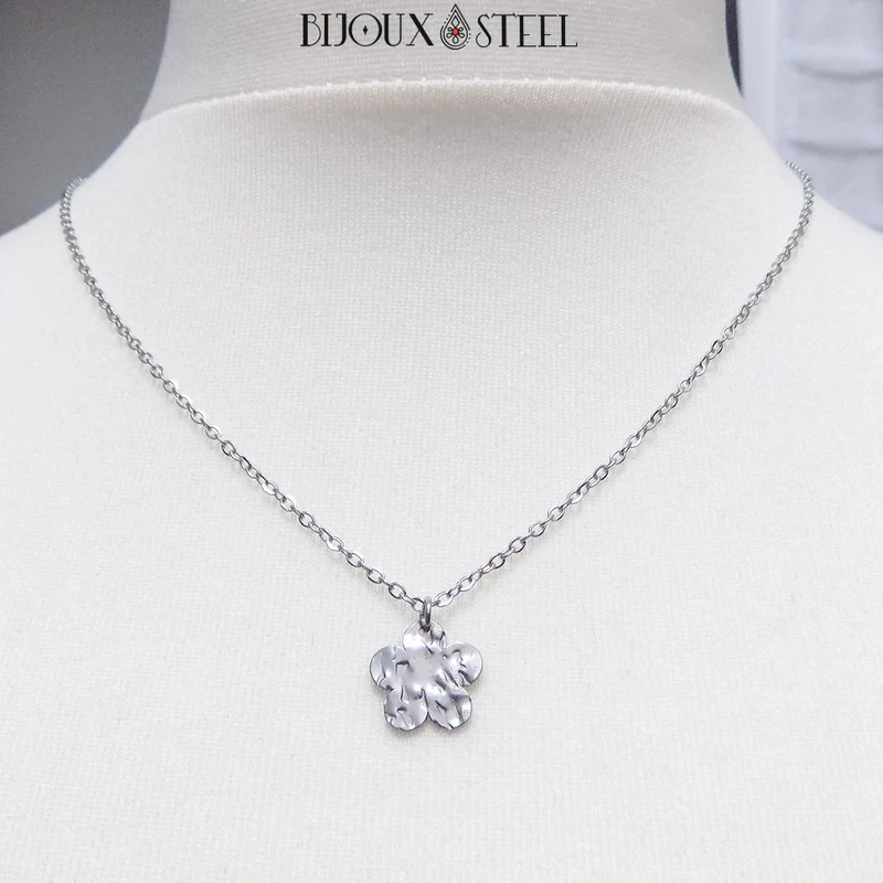 Collier à pendentif fleur martelée en acier inoxydable