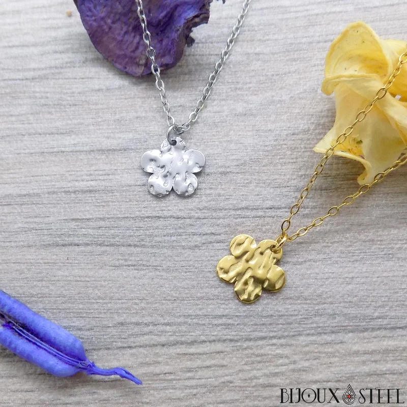 Collier à pendentif fleur martelée en acier inoxydable
