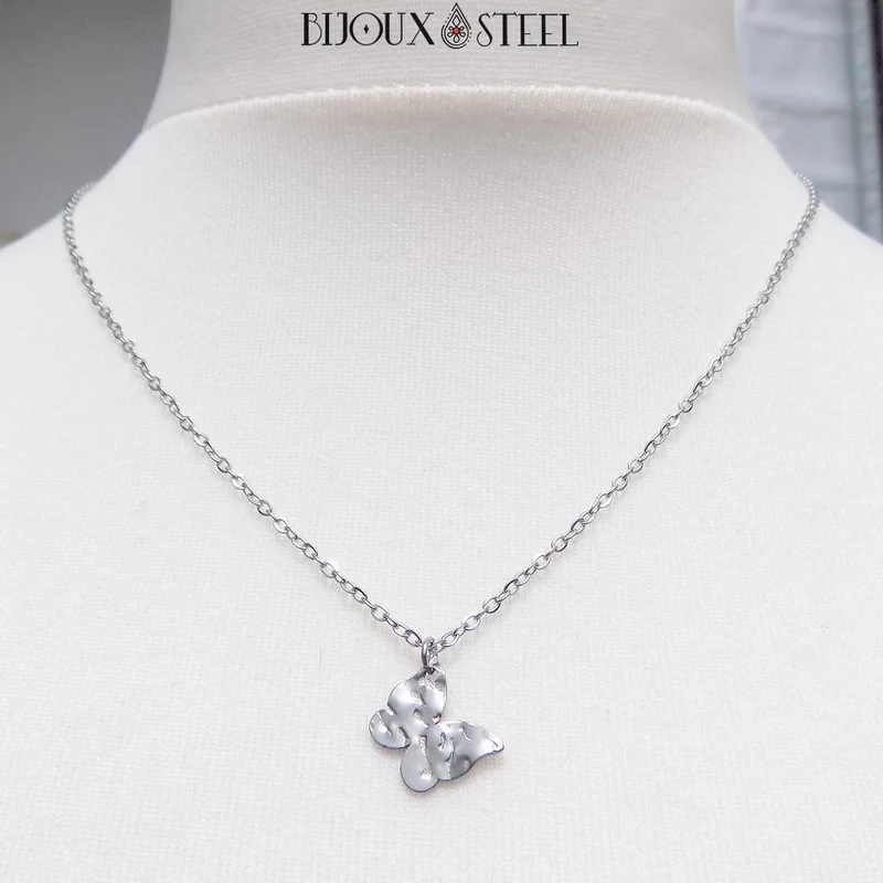 Collier à pendentif papillon martelé en acier inoxydable