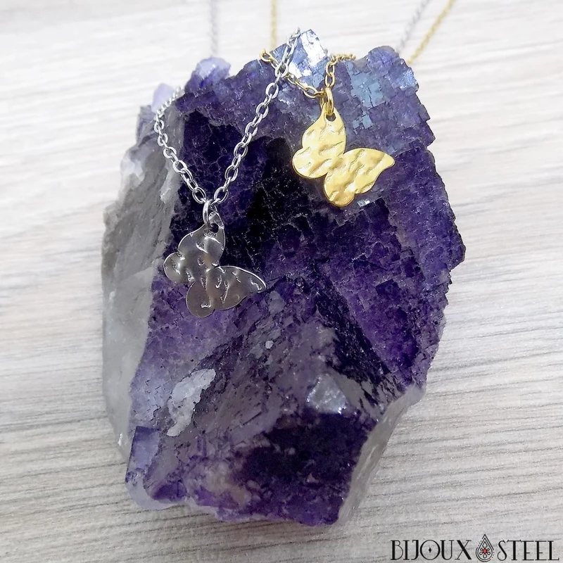 Collier à pendentif papillon martelé en acier inoxydable