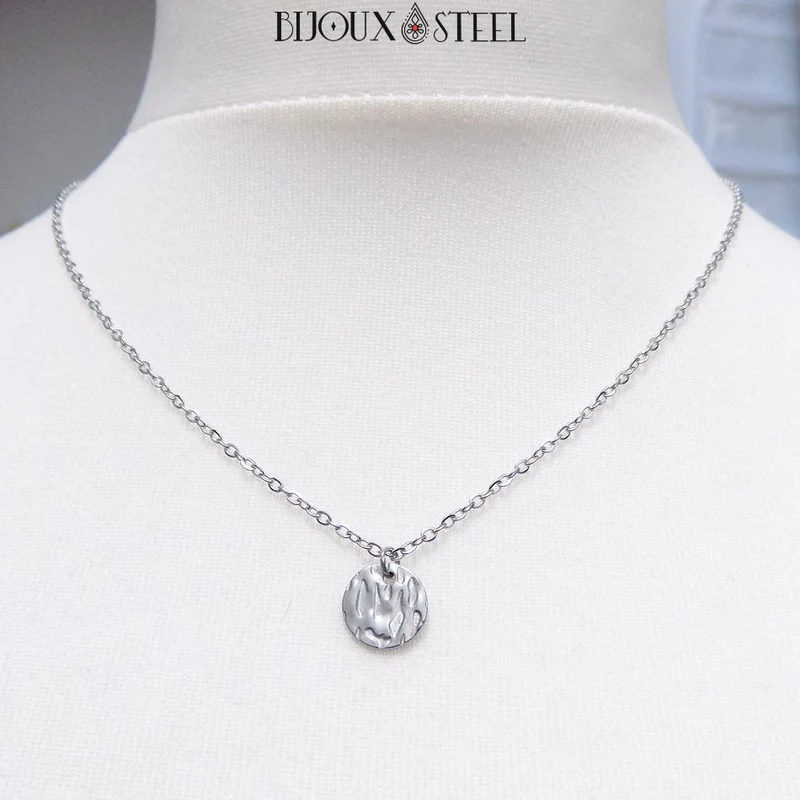 Collier à pendentif médaille martelée en acier inoxydable