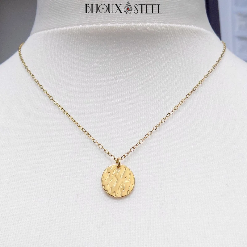 Collier à pendentif médaille martelée en acier inoxydable