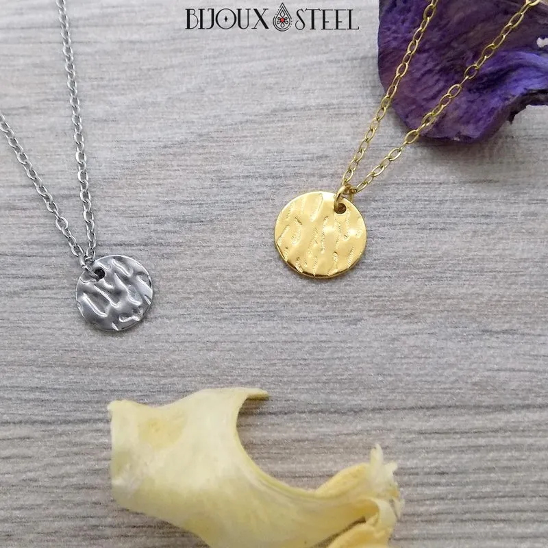 Collier à pendentif médaille martelée en acier inoxydable