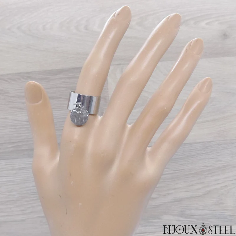 Bague large ajustable à pendentif médaille martelée en acier inoxydable