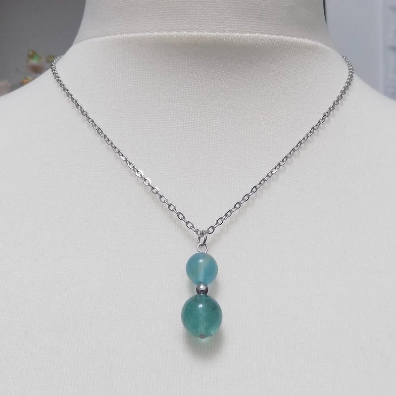 Collier à pendentif deux perles en pierre de fluorite bleue