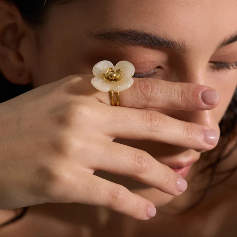 Bague Fleur Résine et Dorée