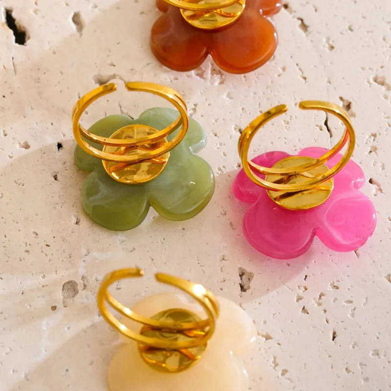 Bague Fleur Résine et Dorée