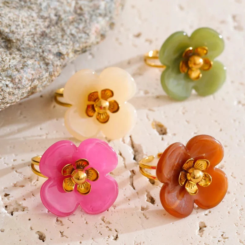 Bague Fleur Résine et Dorée