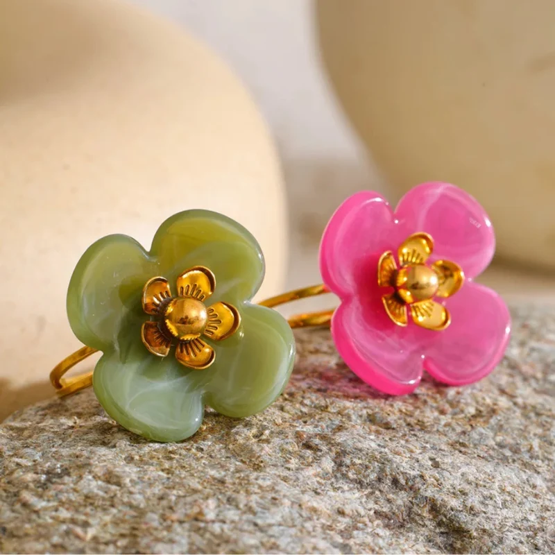 Bague Fleur Résine et Dorée