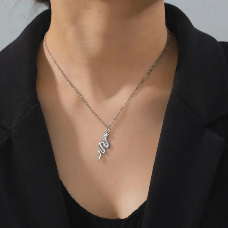 Collier Serpent Relief