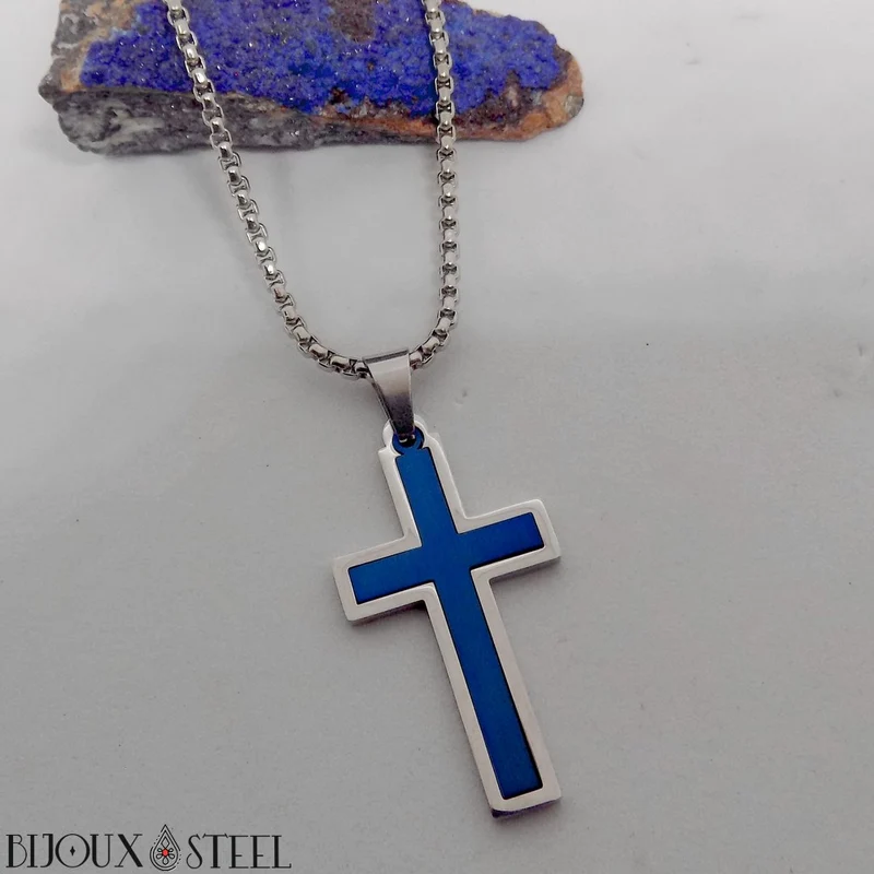 Collier à pendentif croix argentée et bleu électrique en acier inoxydable