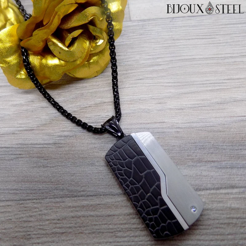 Collier à pendentif plaque noire et argentée et acier inoxydable