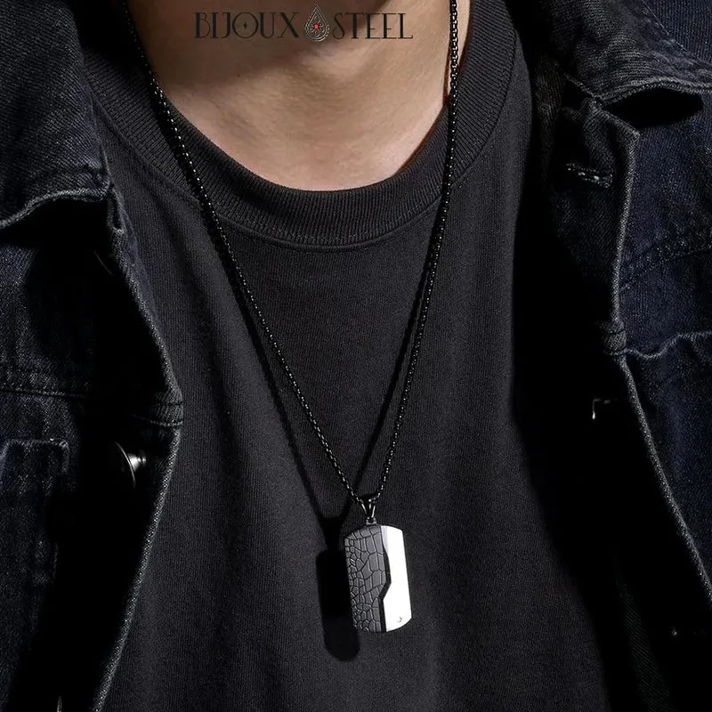 Collier à pendentif plaque noire et argentée et acier inoxydable