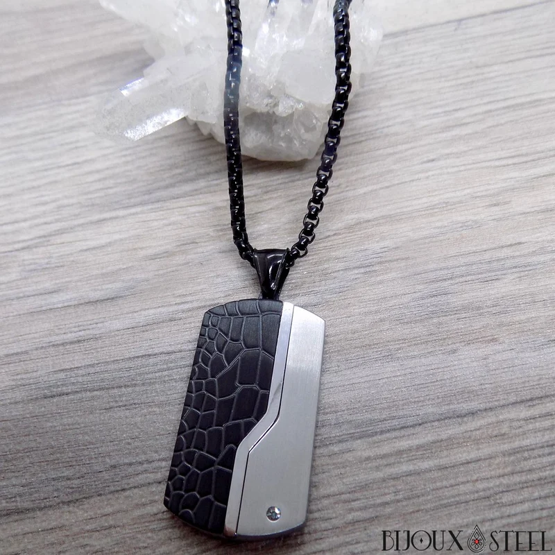 Collier à pendentif plaque noire et argentée et acier inoxydable