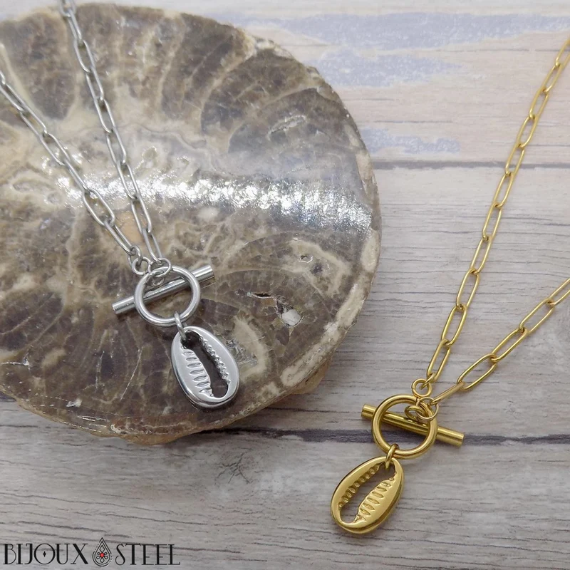 Collier maille trombone à pendentif cauri sur fermoir en acier inoxydable