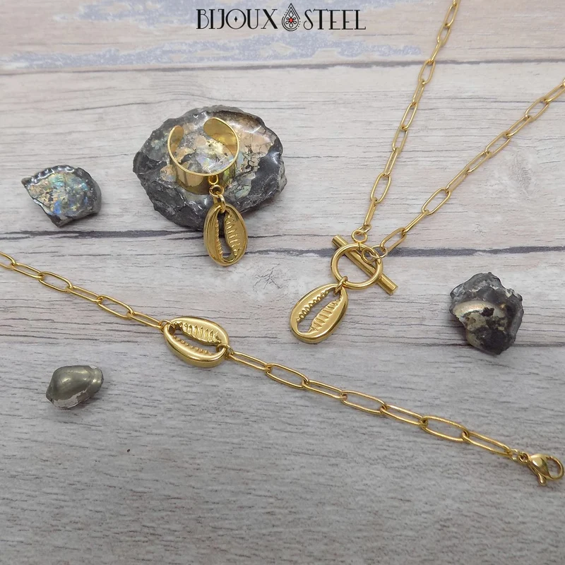 Collier maille trombone à pendentif cauri sur fermoir en acier inoxydable