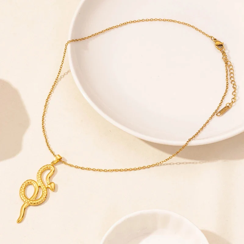 Collier Serpent Enroulé