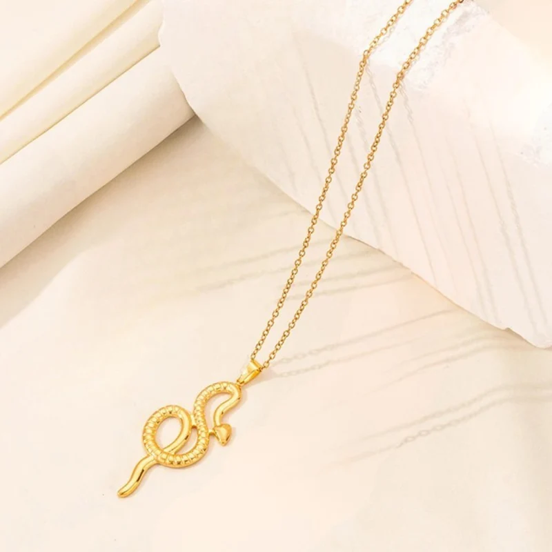 Collier Serpent Enroulé