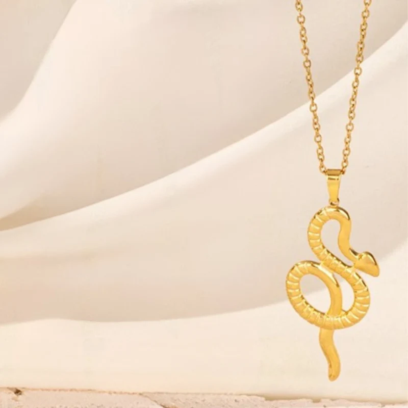 Collier Serpent Enroulé