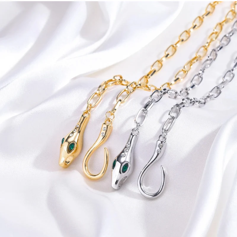Collier Serpent Mord Queue