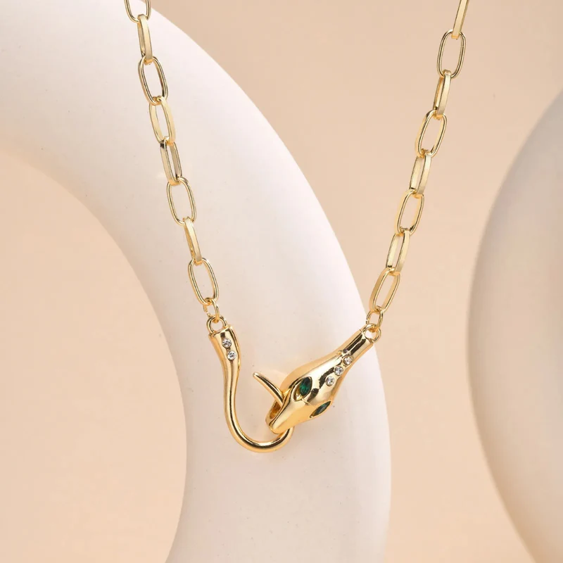 Collier Serpent Mord Queue