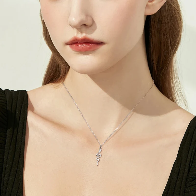 Collier Serpent Design