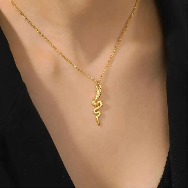 Collier Serpent Design