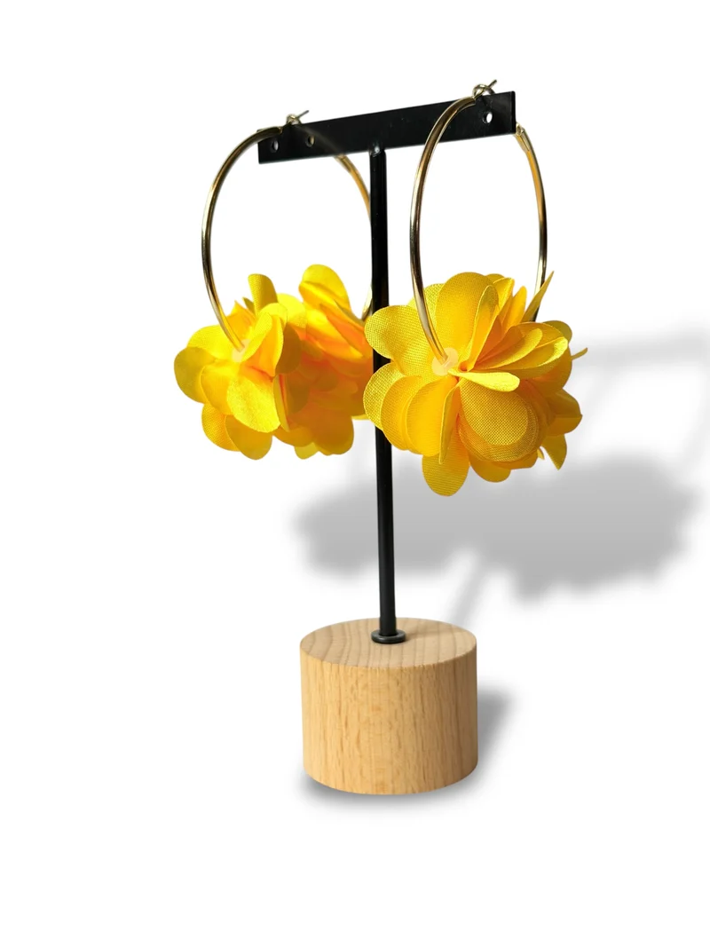 LOLITA - BOUCLES D'OREILLES CREOLES AVEC FLEUR JAUNE