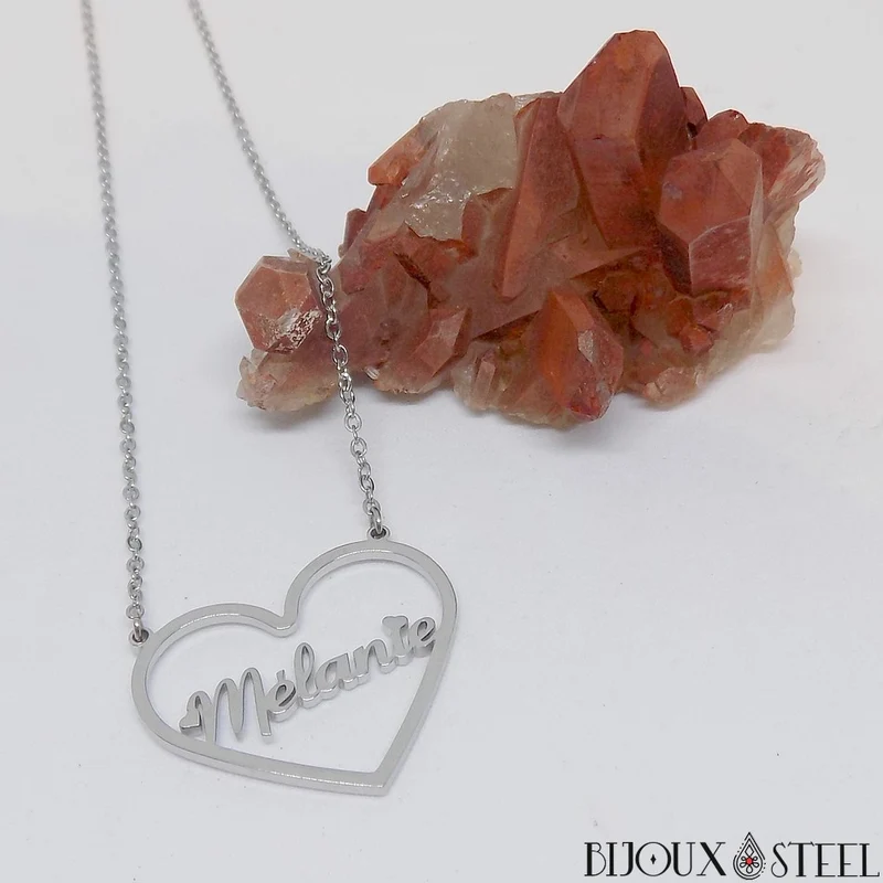 Collier prénom personnalisé dans son coeur en acier inoxydable