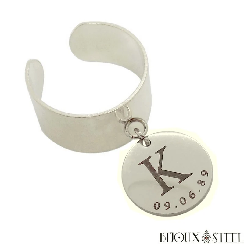 Bague large ajustable à médaille personnalisée lettre et date en acier inoxydable