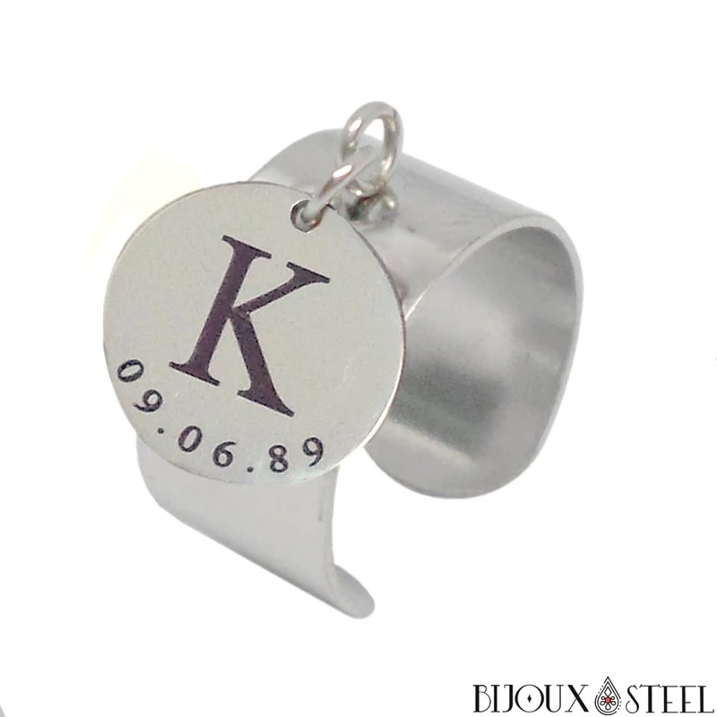 Bague large ajustable à médaille personnalisée lettre et date en acier inoxydable