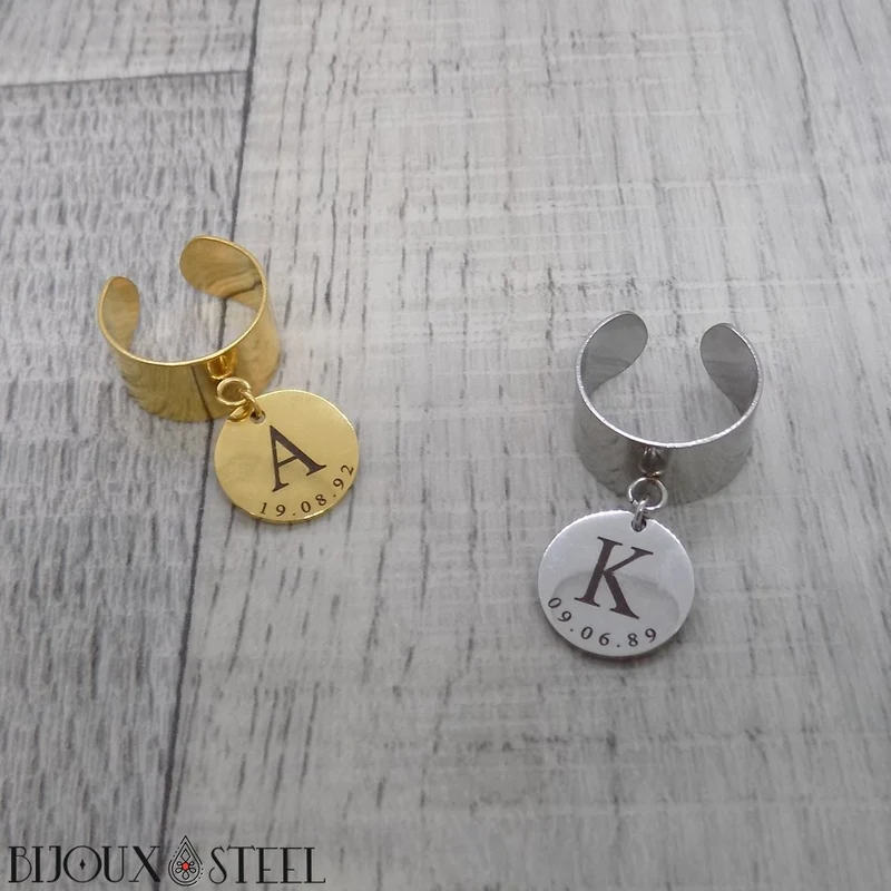 Bague large ajustable à médaille personnalisée lettre et date en acier inoxydable
