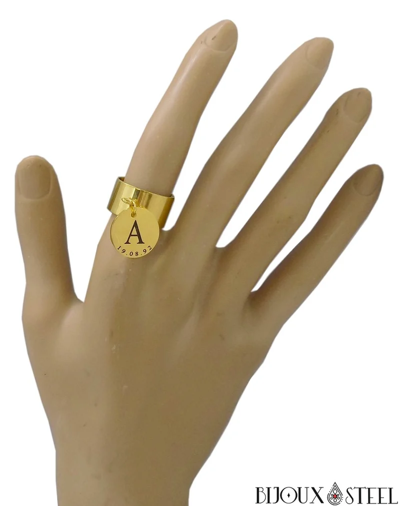 Bague large ajustable à médaille personnalisée lettre et date en acier inoxydable