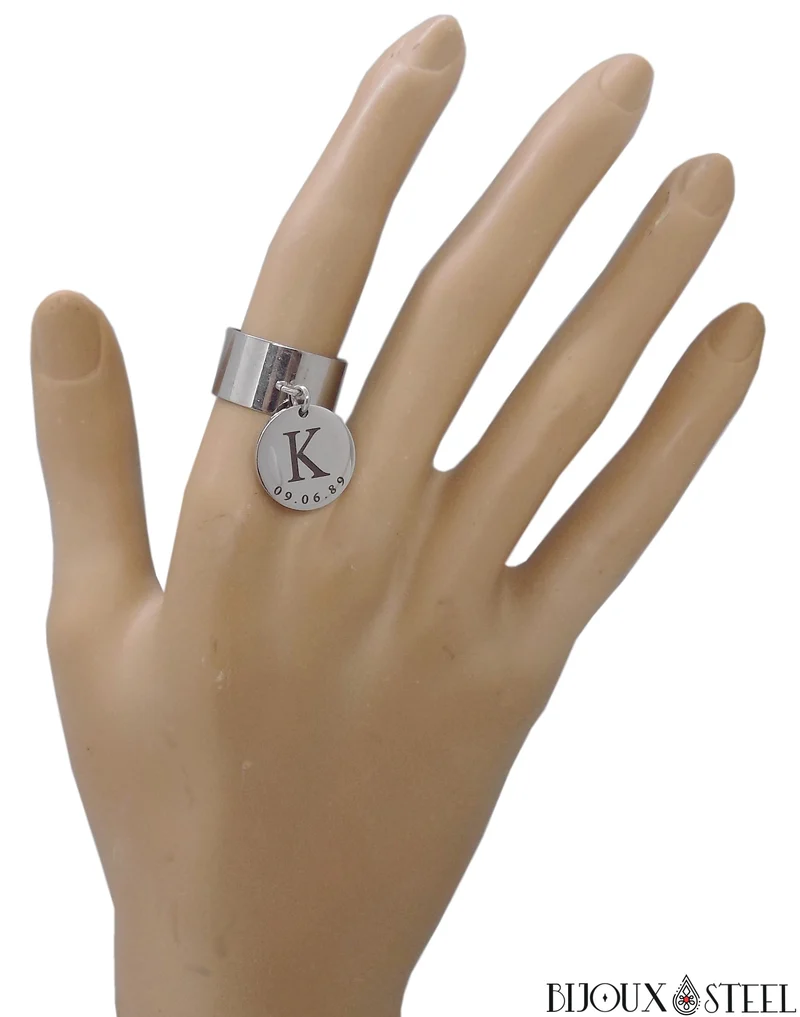 Bague large ajustable à médaille personnalisée lettre et date en acier inoxydable