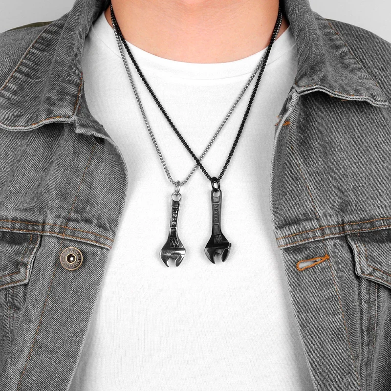 Collier Pendentif Clé à Molette