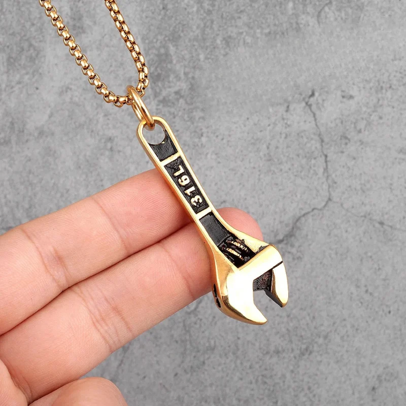 Collier Pendentif Clé à Molette