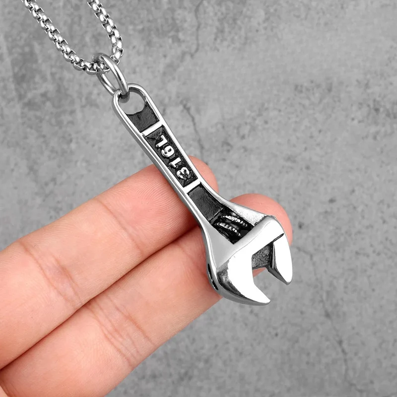 Collier Pendentif Clé à Molette