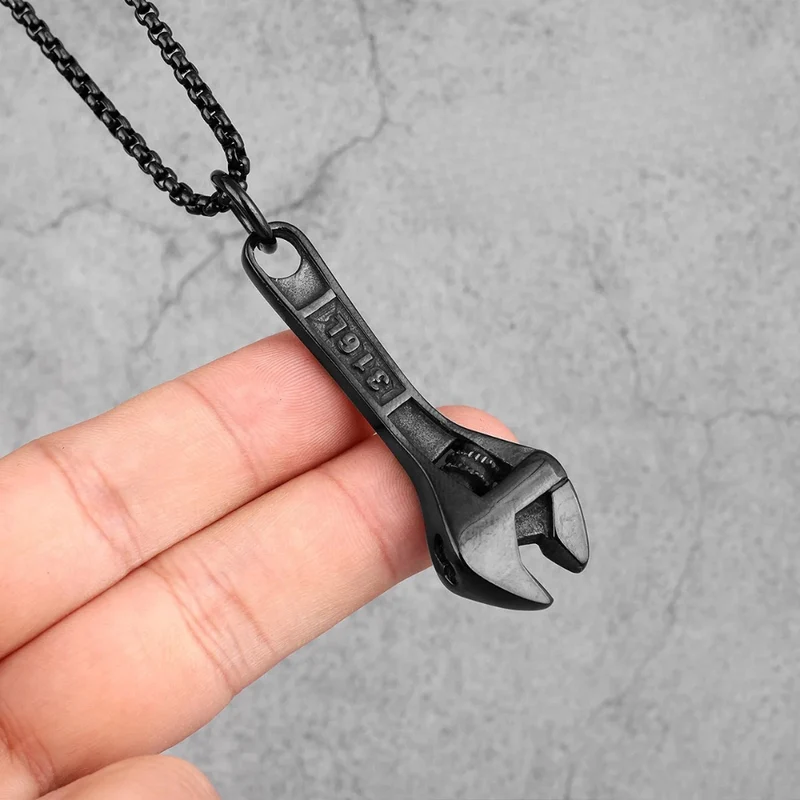 Collier Pendentif Clé à Molette