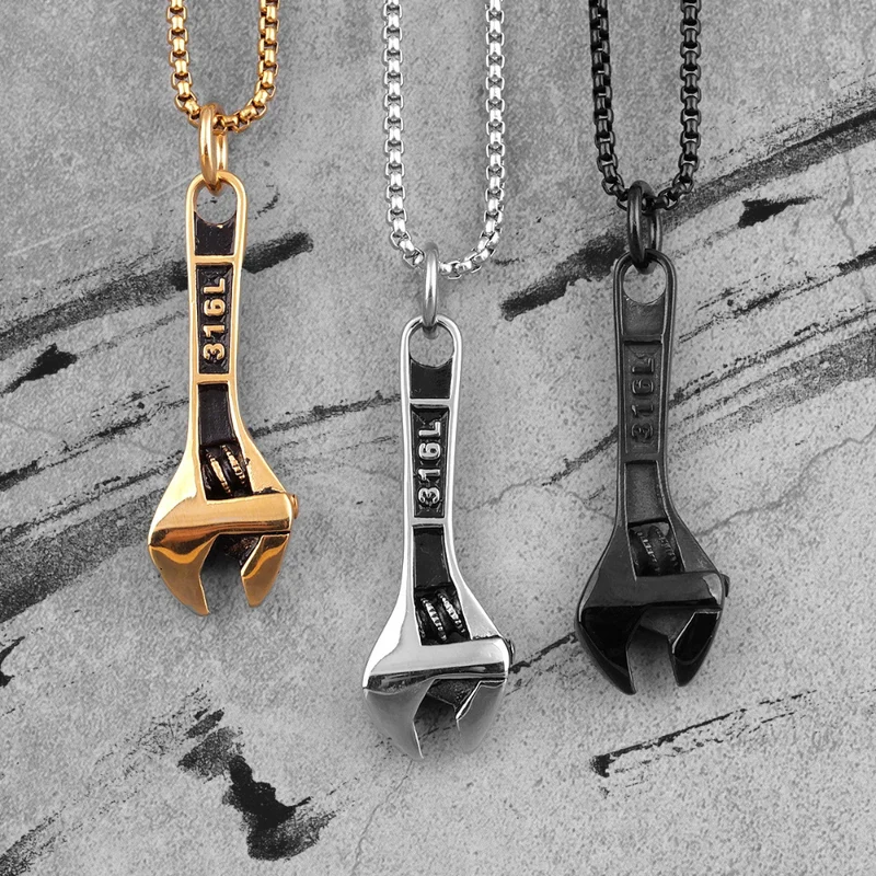 Collier Pendentif Clé à Molette