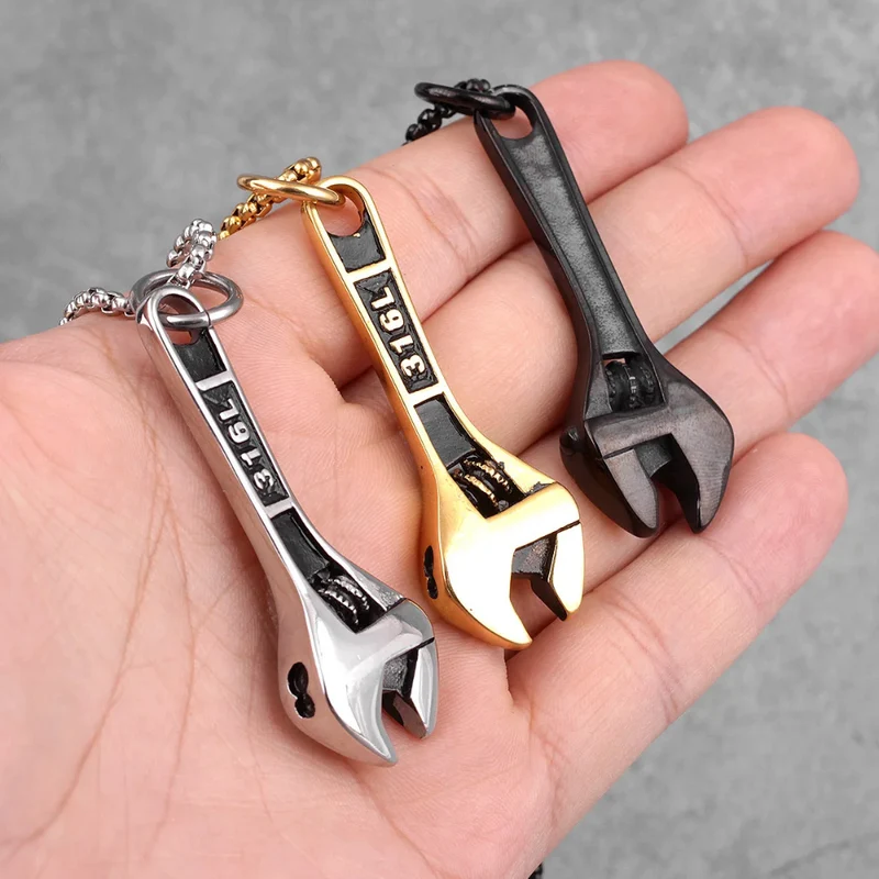 Collier Pendentif Clé à Molette