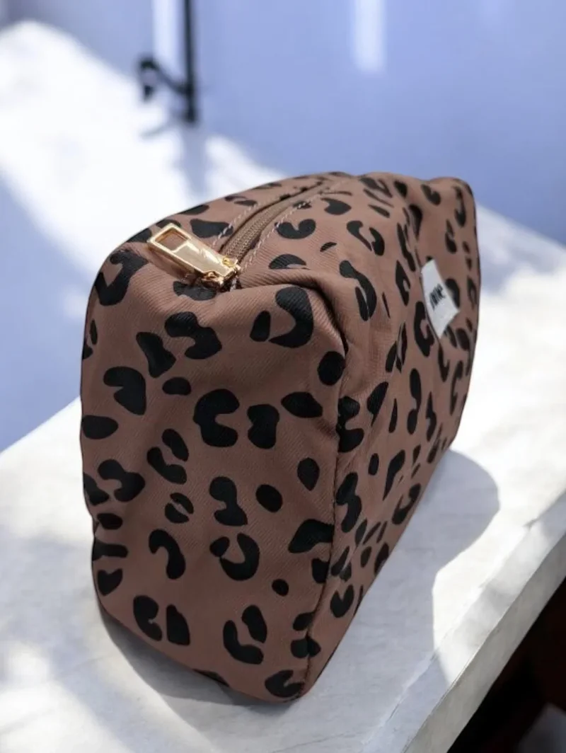 Pochette imperméable léopard à fermeture dorée