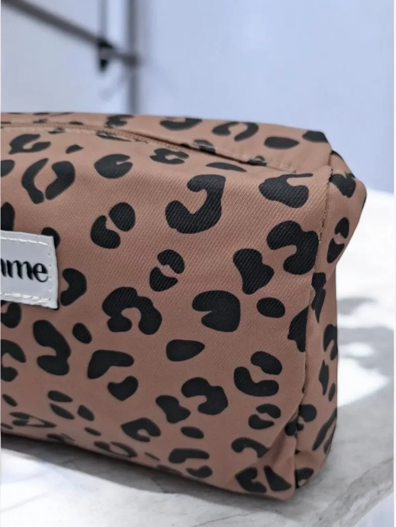 Pochette imperméable léopard à fermeture dorée