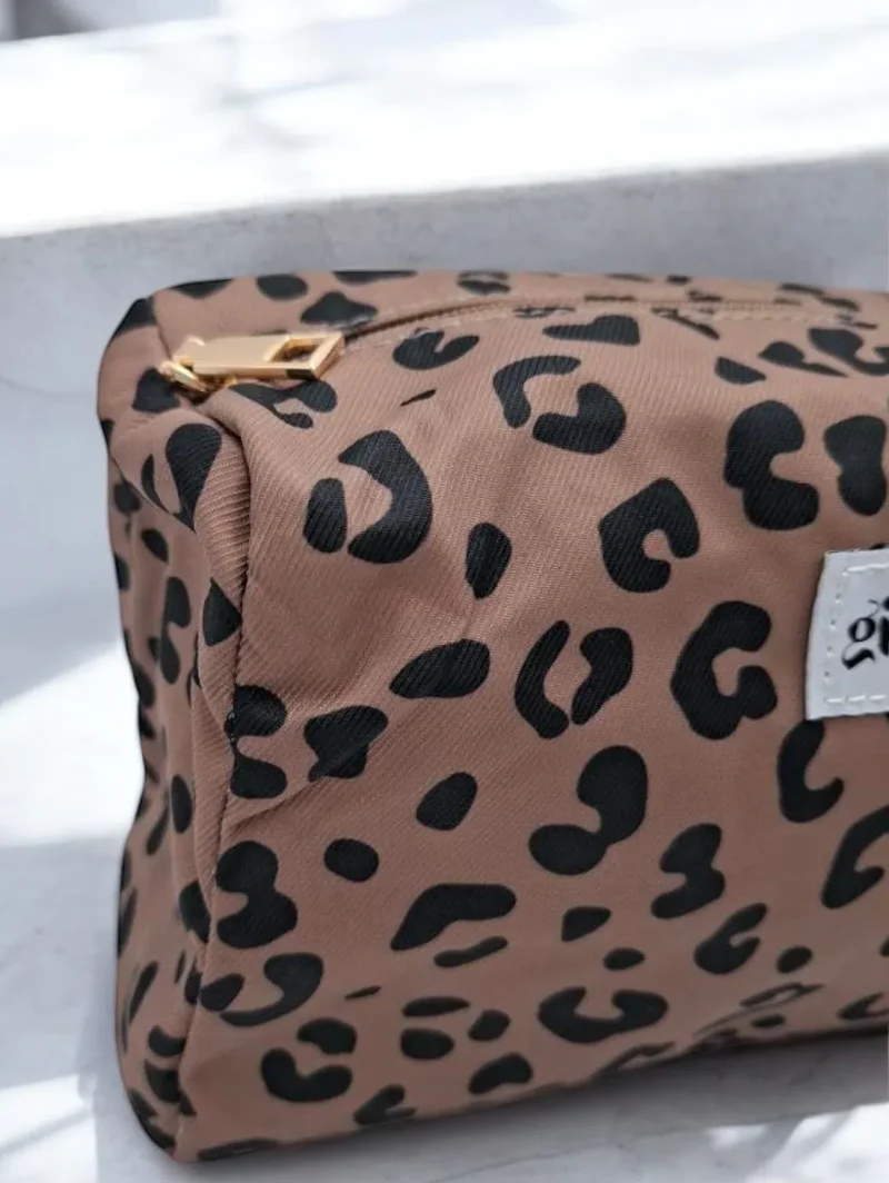 Pochette imperméable léopard à fermeture dorée