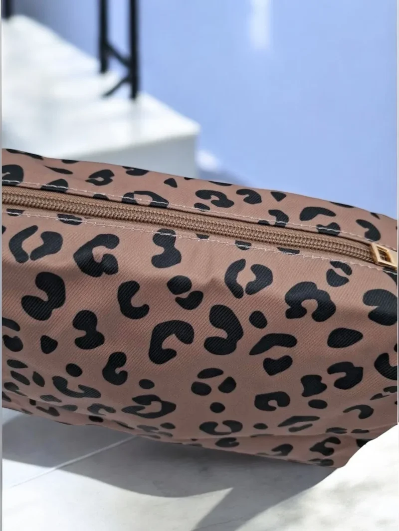 Pochette imperméable léopard à fermeture dorée