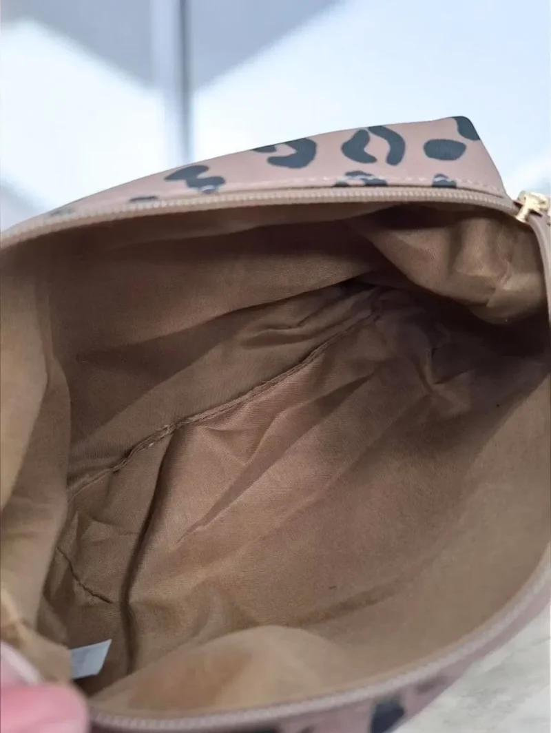 Pochette imperméable léopard à fermeture dorée