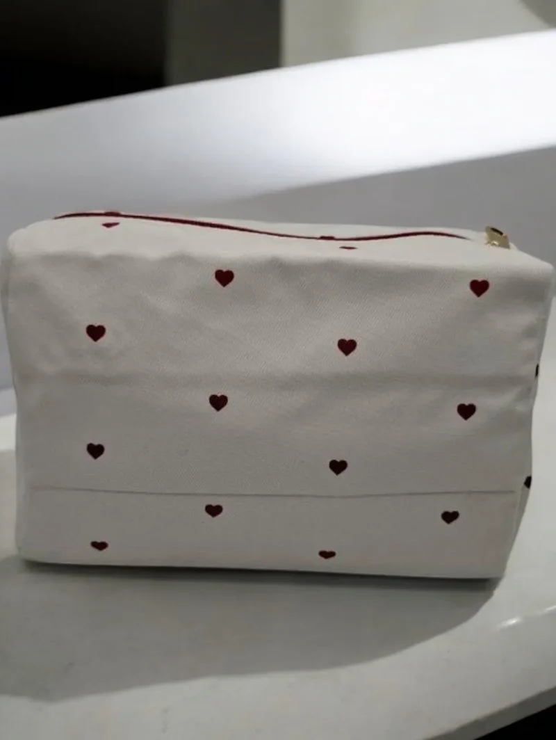 Pochette trousse imperméable blanche à cœurs rouges