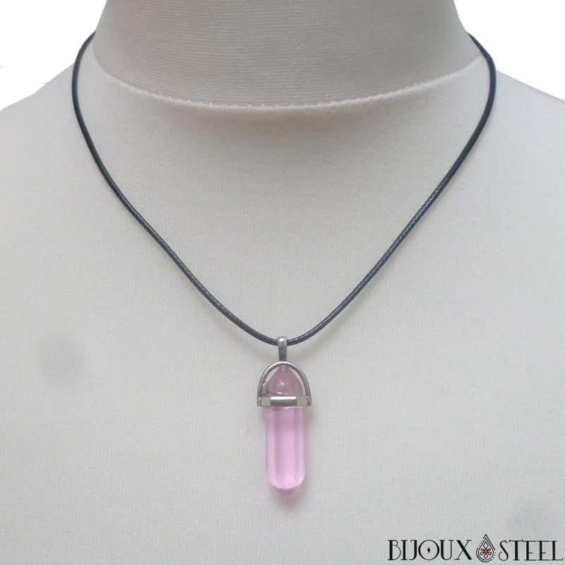 Collier à pendentif hexagonal à pointe rose en verre