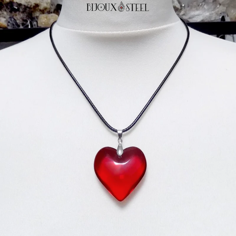 Collier à pendentif cœur rouge en verre