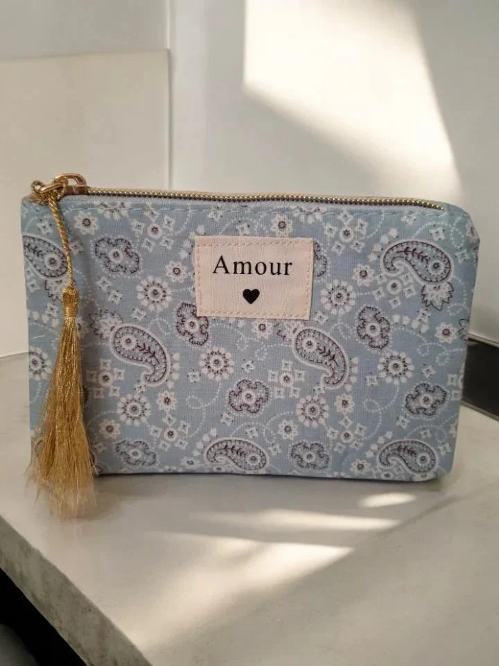 Pochette bleue à motifs bandana « Amour »
