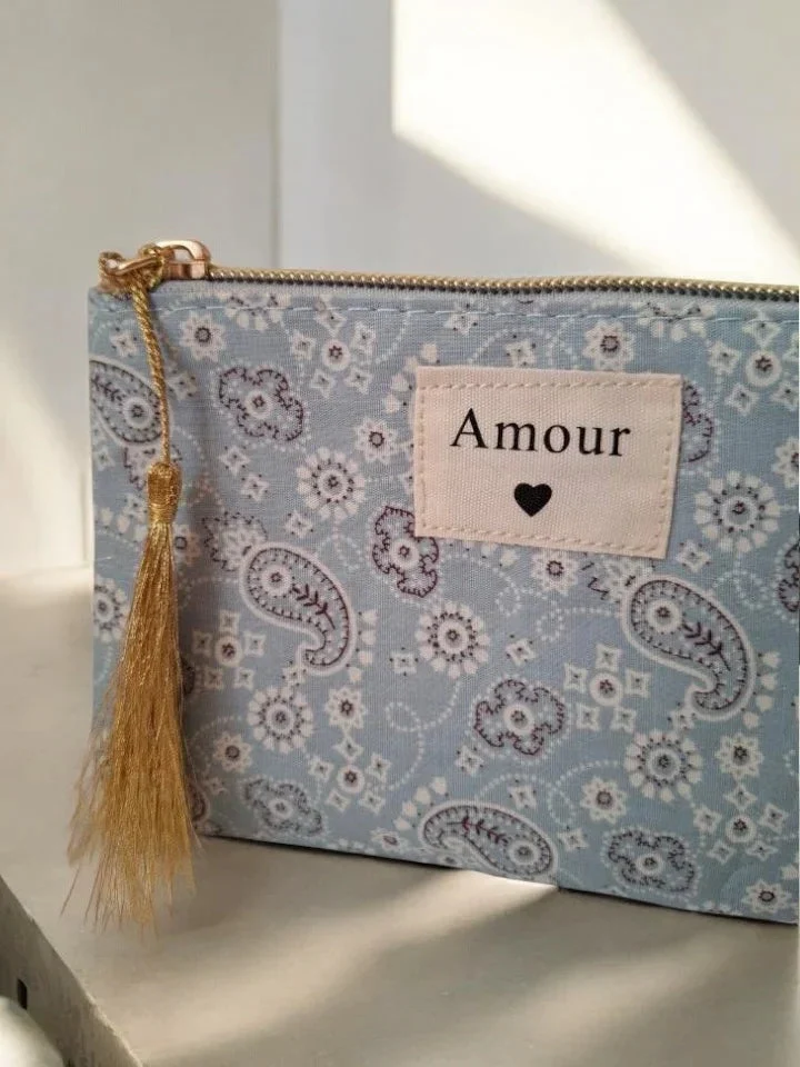 Pochette bleue à motifs bandana « Amour »